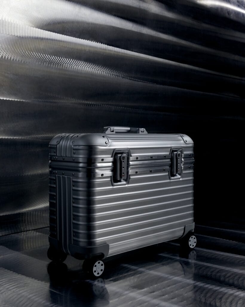 Rimowa pilot hotsell multiwheel black